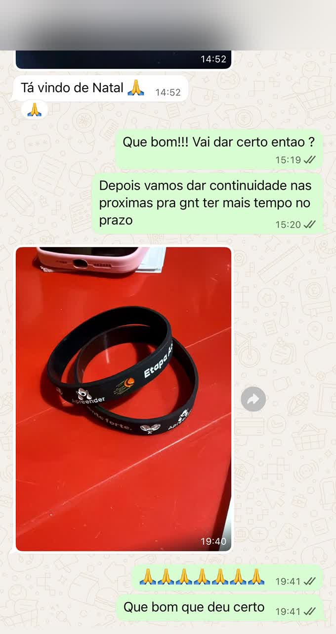 Captura de conversa real de WhatsApp confirmando a entrega de um pedido, com nome e telefone do cliente removidos