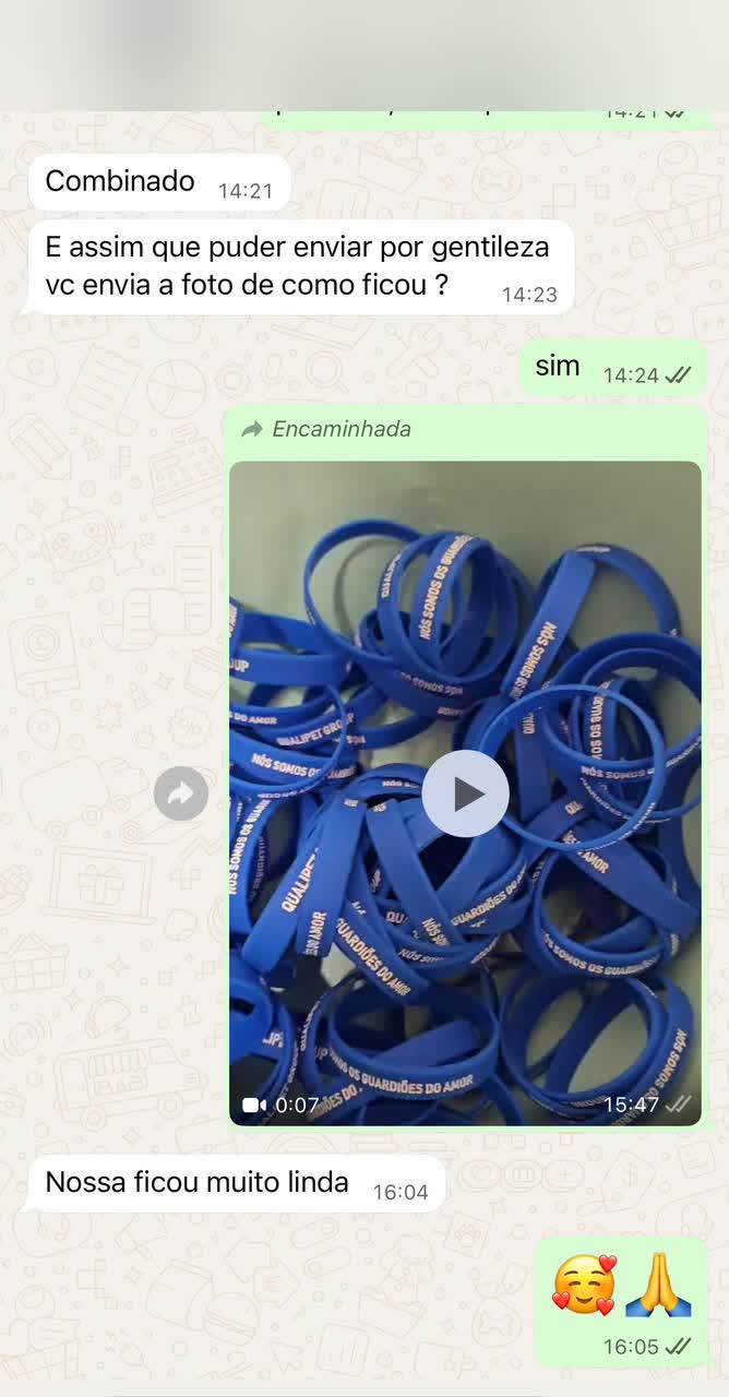 Captura de conversa real de WhatsApp confirmando a entrega de um pedido, com nome e telefone do cliente removidos