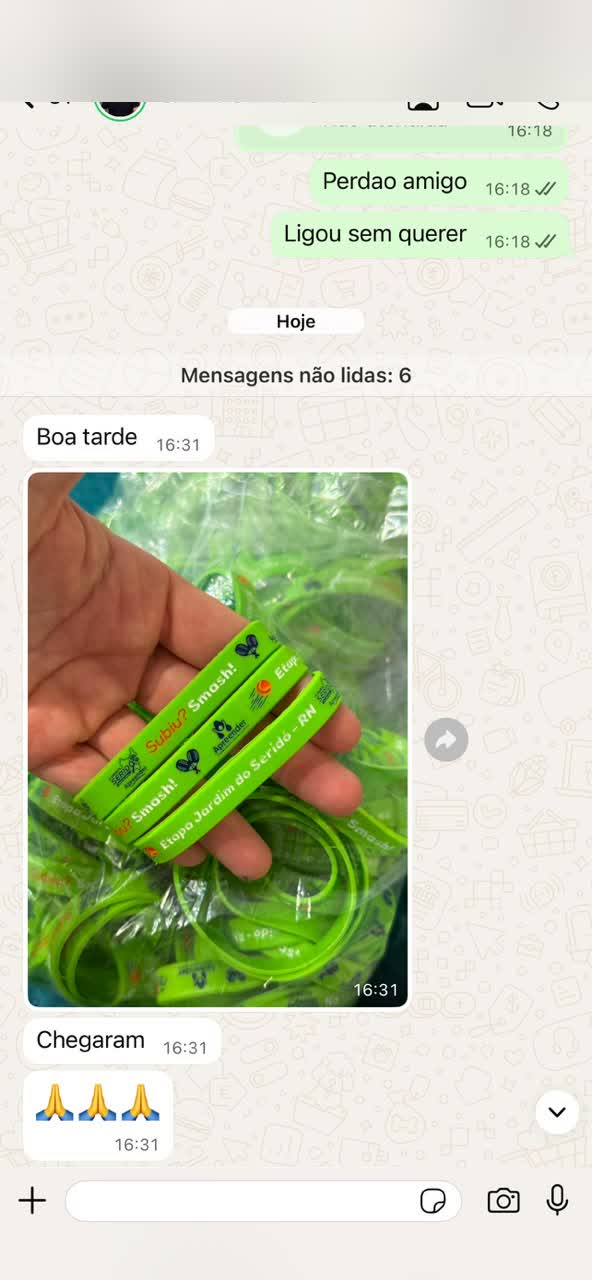 Captura de conversa real de WhatsApp confirmando a entrega de um pedido, com nome e telefone do cliente removidos